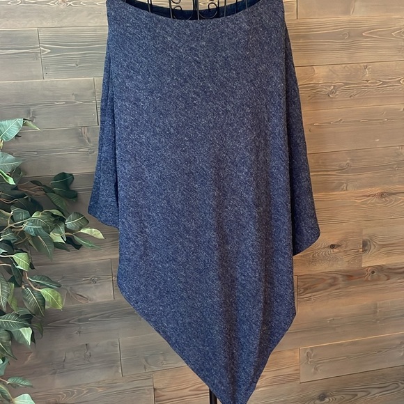 Gorgeous, scoopneck or off the shoulder poncho - Picture 5 of 5